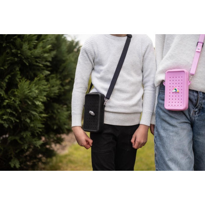 Gifty - Silikonová crossbody taštička černá a ozdobný pin